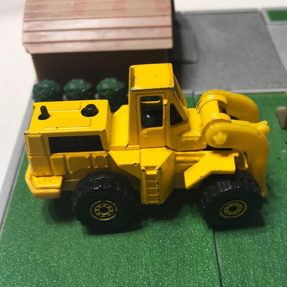 Vintage 1979-1991 Hot wheels three wheel loader Missing bucket